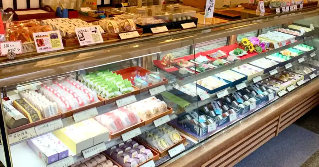 伊住屋本店のお菓子が並んだショーケース