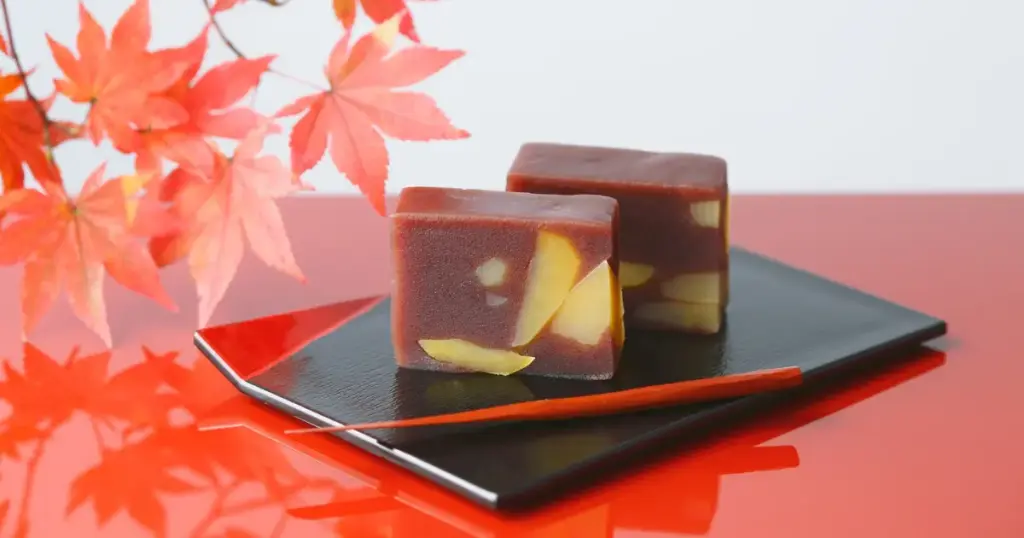 栗が入った栗蒸しようかんと紅葉の飾り。秋を感じさせる季節の和菓子。