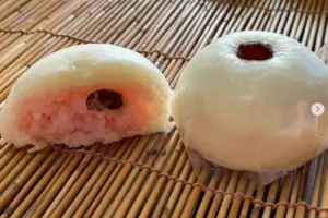 伊住屋本店の赤飯饅頭1個と半分に切ったものが並んでいる
