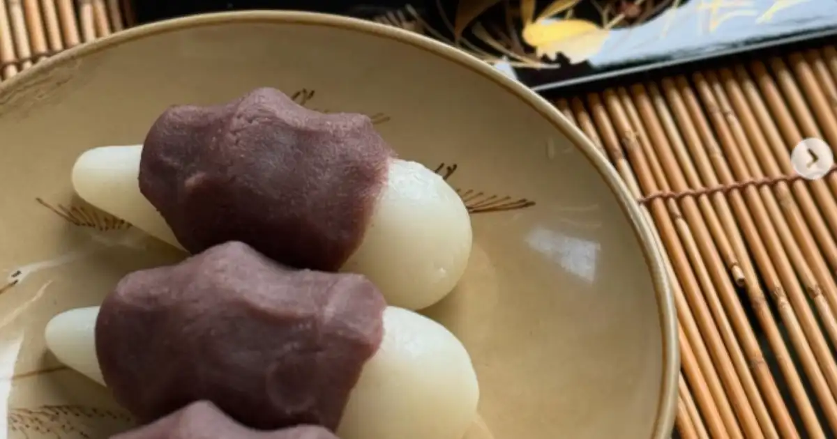 秋の行事菓子「月見だんご」が2つ並ぶ