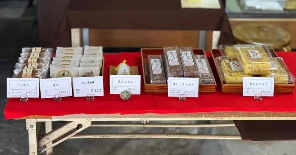 伊住屋本店の仮店舗内のお菓子ラインナップ。テーブルの上に、和菓子が並んでいる。