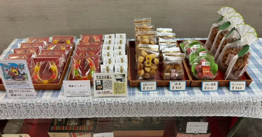 伊住屋本店の仮店舗内のお菓子ラインナップ。テーブルの上に、和菓子が並んでいる。