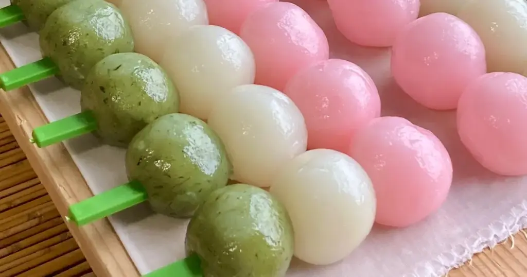 三色の花見団子がたくさん並んでいる様子。