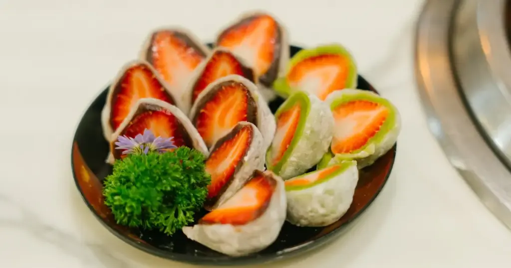 真ん中で切られたいちご大福がたくさん並んでいる。中の餡がこしあんや抹茶餡などのアレンジがきいている。