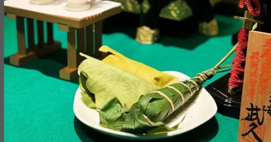 端午の節句に柏餅とちまきがお供えされている様子。