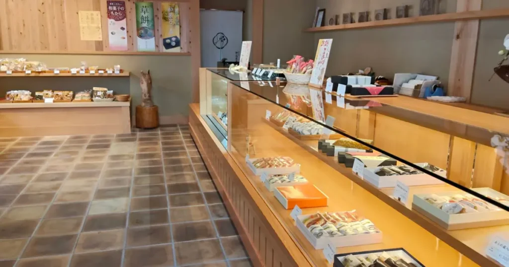 和菓子店「伊住屋本店」の店内の様子。木調の雰囲気で、長いショーケースが並んでいる。